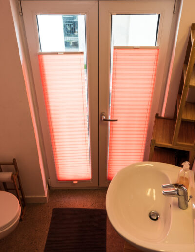 Bad mit Dusche, WC, Waschtisch