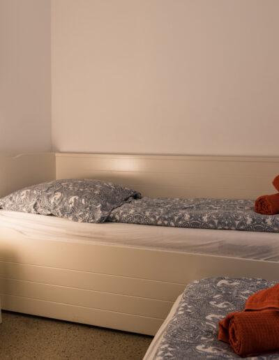 Kinderzimmer mit Tagesbett und Aufbettung auf dem Schafsessel