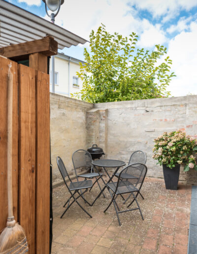 Terrasse/Patio mit Sitzmöglichkeiten und Grill