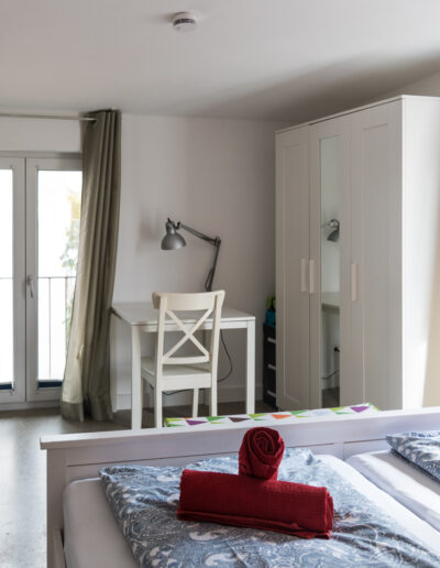 Schlafzimmer mit Kommode, Arbeitsplatz und Schrank