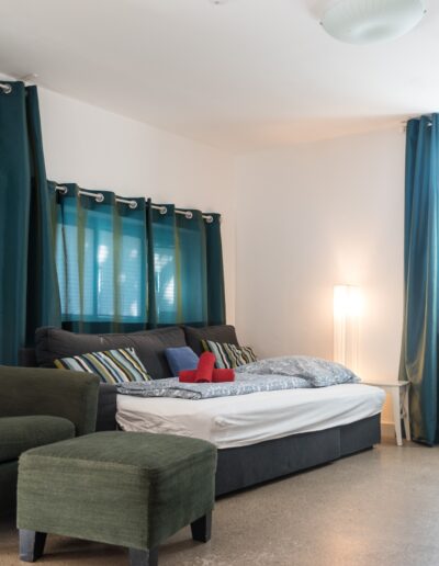 Wohnzimmer mit Sessel und Schlafcouch